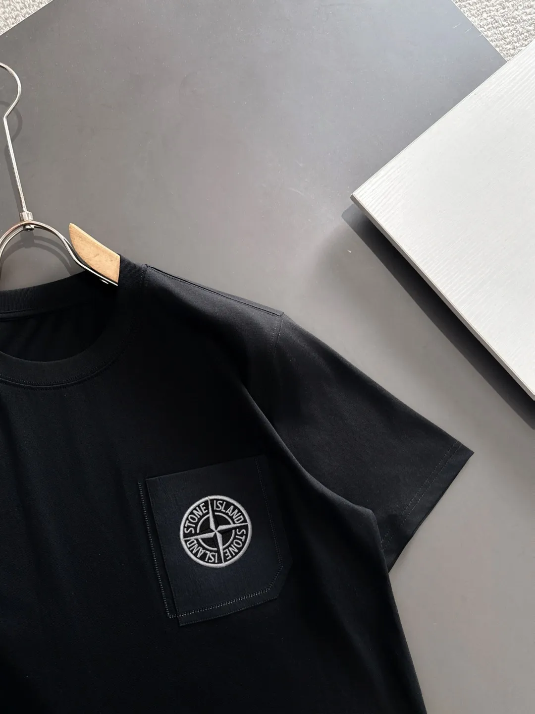 🅿️270 shipped next day Stone Island 2025 spring and summer new style (top quality, differentiated currency) launches double yarn pure cotton fabric short sleeves, early spring catwalk style, personalized and exclusive style, same style for men and women, using imported custom dyed fabrics, back collar chain bottom, fully shoulder-covering, no deformation or shrinkage when exposed to water, SIZE: M to 3XL